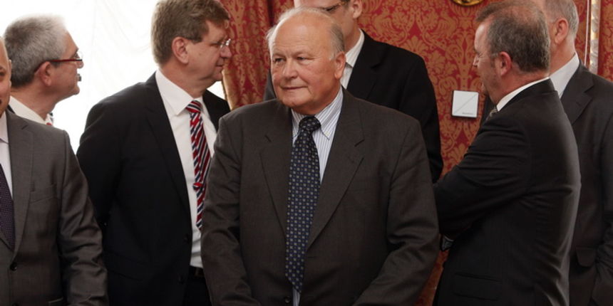 Zagreb, 050412.
Vlada.
Sjednica Vlade Republike na cijem je dnevnom redu, medju ostalim, Nacrt prijedloga zakona o izmjenama Zakona o prostornom uredjenju i gradnji, s Nacrtom konacnog prijedloga zakona. Vlada je razmatrala i prijedlog akcijskog plana za