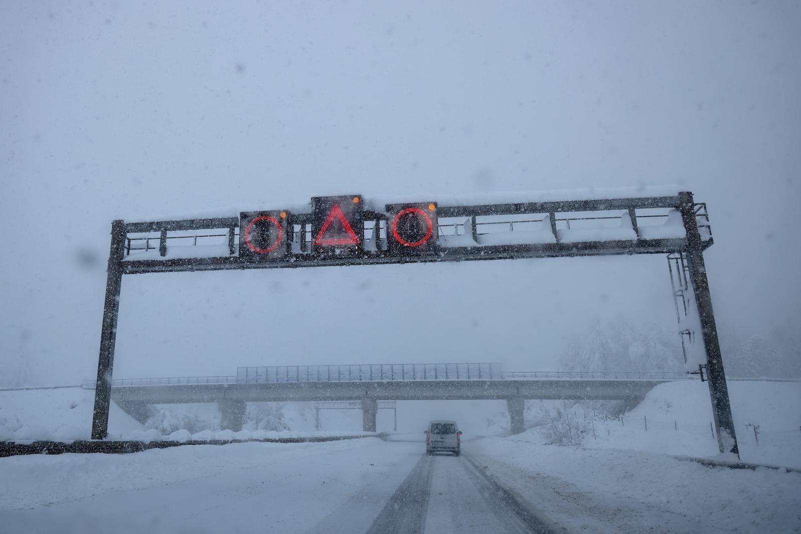 U Lici pada gusti snijeg, zimski uvjeti na cestama U Lici pada gusti snijeg, zimski uvjeti na cestama
