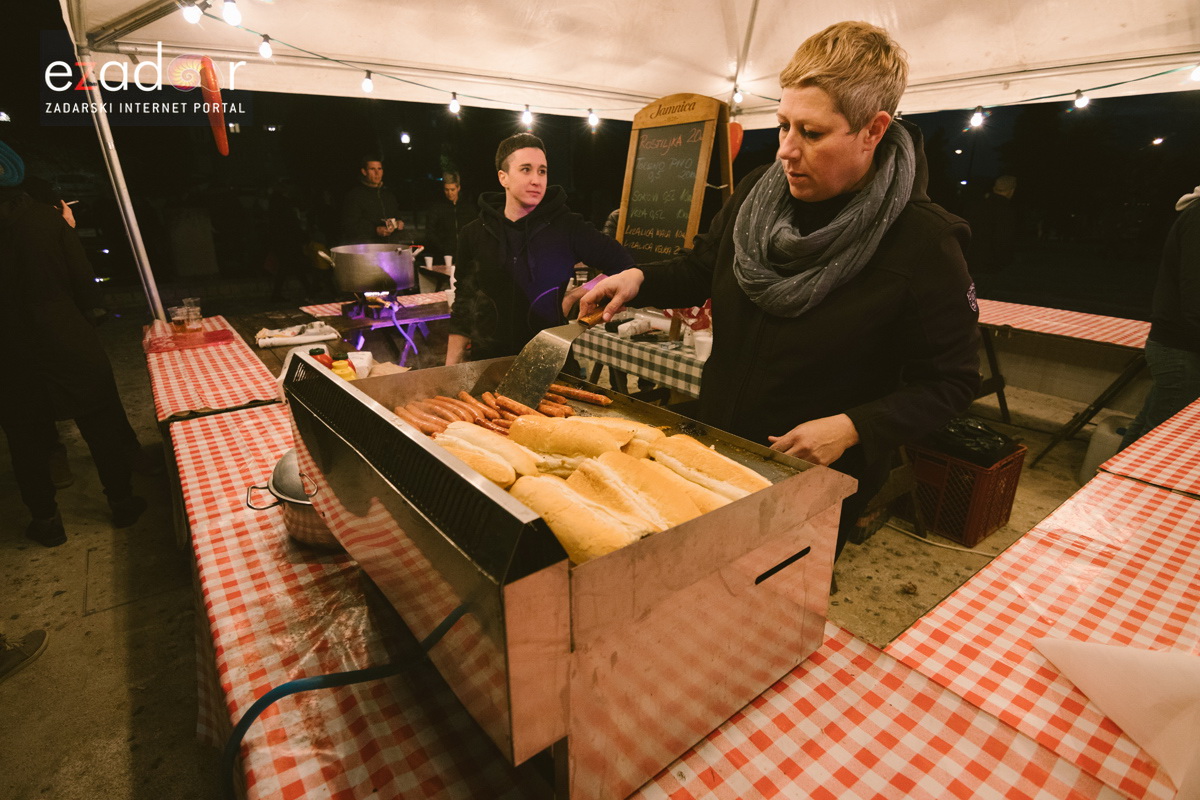 Humanitarni svjetlosni spektakl “Zaželi ljubav 2018.” @ Forum