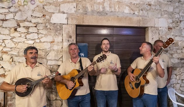 Klapa Leut s tradicijskom glazbom u Diklu