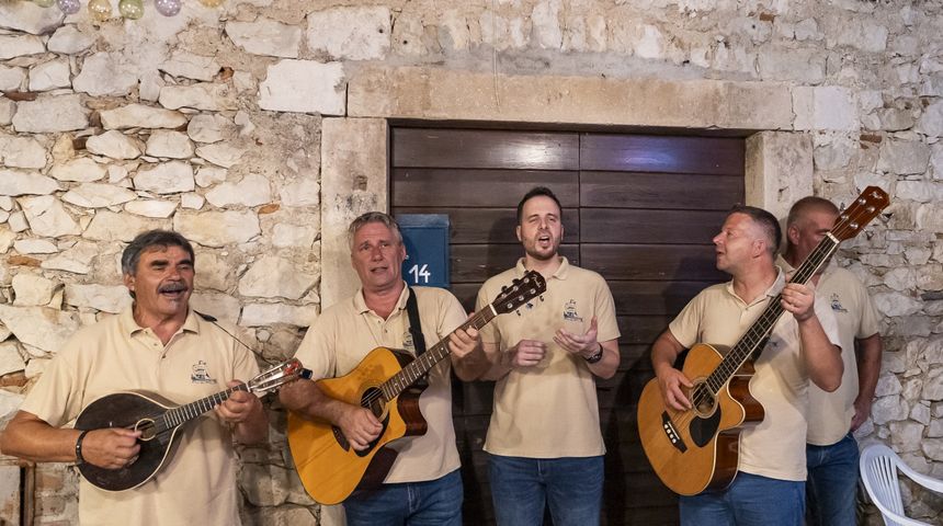 Klapa Leut s tradicijskom glazbom u Diklu Klapa Leut s tradicijskom glazbom u Diklu