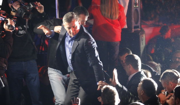 Pakostane, 201112.
Nekoliko dana nakon oslobadjajuce presude, general Ante Gotovina stigao je u svoje rodno mjesto, Pakostane, gdje su mu sugradjani pripremili veliki docek. Prema organizatorima, doceku je prisustvovalo oko 20.000 ljudi.
Foto: Duje Klaric