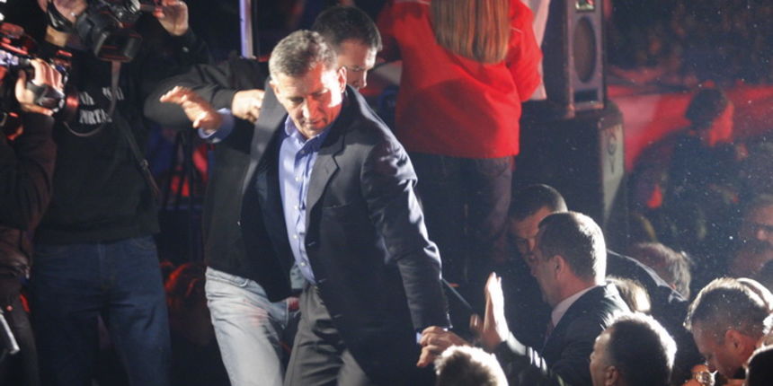 Pakostane, 201112.
Nekoliko dana nakon oslobadjajuce presude, general Ante Gotovina stigao je u svoje rodno mjesto, Pakostane, gdje su mu sugradjani pripremili veliki docek. Prema organizatorima, doceku je prisustvovalo oko 20.000 ljudi.
Foto: Duje Klaric