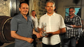 Benkovac, 060712.
U Benkovackom odrzan je 3. festival vina sjeverne i srednje Dalmacije “Vinfest Benkovac 2012”.
Na fotografiji: nagradu za najbolje ocijenjeno crno vino dobio je Tomislav Glavic iz Nadina.
Foto: Luka Gerlanc / CROPIX Benkovac, 060712.
U Benkovackom odrzan je 3. festival vina sjeverne i srednje Dalmacije “Vinfest Benkovac 2012”.
Na fotografiji: nagradu za najbolje ocijenjeno crno vino dobio je Tomislav Glavic iz Nadina.
Foto: Luka Gerlanc / CROPIX