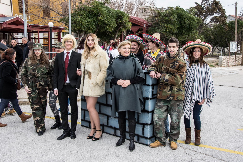 Paški zimski karneval 2017.- Maškarane skupine u karnevalskoj povorci Paški zimski karneval 2017.- Maškarane skupine u karnevalskoj povorci