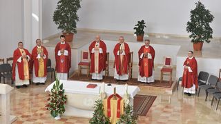 Zadarski nadbiskup Puljić predvodio svetu misu u Kistanjama povodom obilježavanja obljetnice proglašenja blaženim Serafina Kodića Zadarski nadbiskup Puljić predvodio svetu misu u Kistanjama povodom obilježavanja obljetnice proglašenja blaženim Serafina Kodića