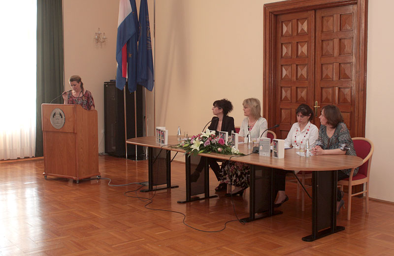 Julianne Eden Bušić predstavila novu knjigu “Živa glava”, Foto: Lucija Juravić Julianne Eden Bušić predstavila novu knjigu “Živa glava”, Foto: Lucija Juravić