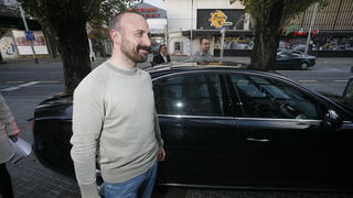 Zagreb, 071110.
Cibonin toranj, Agrokor.
U Zagreb je danas stigao glumac Halit Ergenc poznatiji kao Onur iz sapunice 1001 noc.
Halita je ispred Agrokora docekala Iva Todoric.
Na slici: Halit Ergenc.
Foto: Damjan Tadic / CROPIX Zagreb, 071110.
Cibonin toranj, Agrokor.
U Zagreb je danas stigao glumac Halit Ergenc poznatiji kao Onur iz sapunice 1001 noc.
Halita je ispred Agrokora docekala Iva Todoric.
Na slici: Halit Ergenc.
Foto: Damjan Tadic / CROPIX