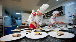 Zadar, 230712.
Hrvatski tim kuhara priprema se punom parom za kuharsku Olimpijadu koja ce se uskoro odrzati u njemackom Erfurtu. Upravo stoga je u restoranu Magnolija u Falkensteiner hotelu Adriana, u Resortu Borik u Zadru odrzan trening hrvatske seniorsk Zadar, 230712.
Hrvatski tim kuhara priprema se punom parom za kuharsku Olimpijadu koja ce se uskoro odrzati u njemackom Erfurtu. Upravo stoga je u restoranu Magnolija u Falkensteiner hotelu Adriana, u Resortu Borik u Zadru odrzan trening hrvatske seniorsk
