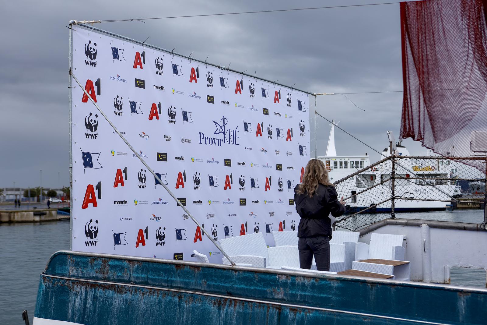 Ekološka manifestacija “Uz more, za more: zelena misija za održivu budućnost Hrvatske” održala se danas na plivarici Škoda koja je jutros u 11 sati isplovila iz zadarske luke Gaženica prema Ugljanu gdje će se provela akcija izvlačenja odbačenih ribarskih Ekološka manifestacija “Uz more, za more: zelena misija za održivu budućnost Hrvatske” održala se danas na plivarici Škoda koja je jutros u 11 sati isplovila iz zadarske luke Gaženica prema Ugljanu gdje će se provela akcija izvlačenja odbačenih ribarskih