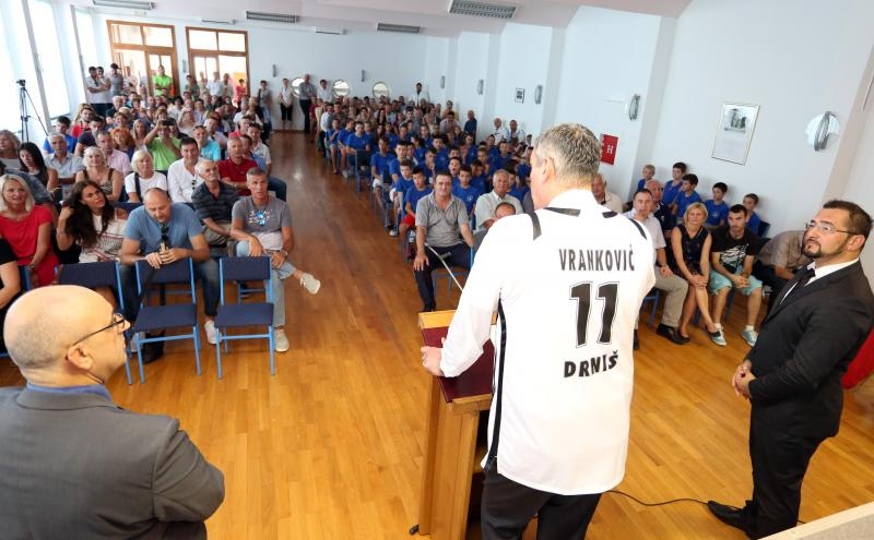 Stojko Vranković dobio nagradu za životno djelo Grada Drniša, Foto: Duško Jaramaz/PIXSELL