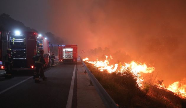 Tučepi: Požar se širi, zahvatio ranč i kuće, vatrogasci u akciji