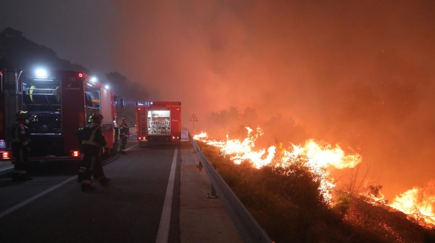 Tučepi: Požar se širi, zahvatio ranč i kuće, vatrogasci u akciji