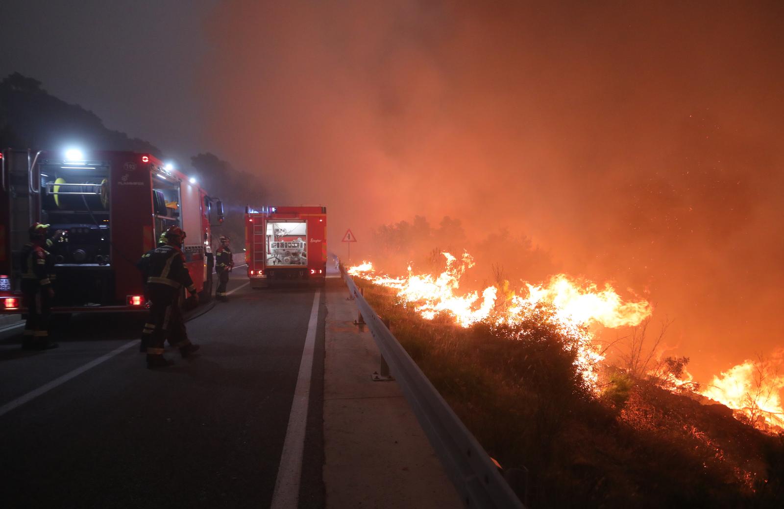 Tučepi: Požar se širi, zahvatio ranč i kuće, vatrogasci u akciji