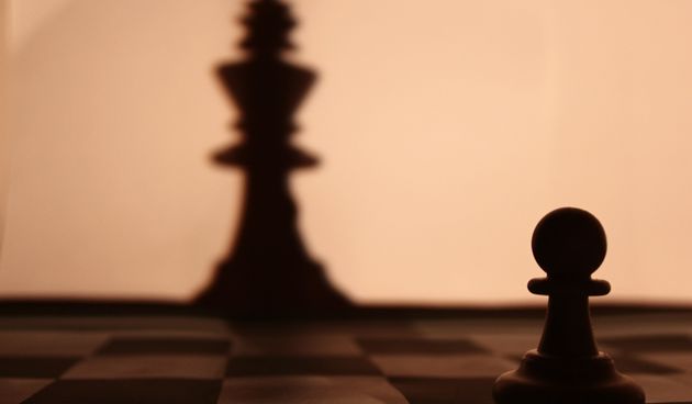 Narcis manipulator šah ilustracija