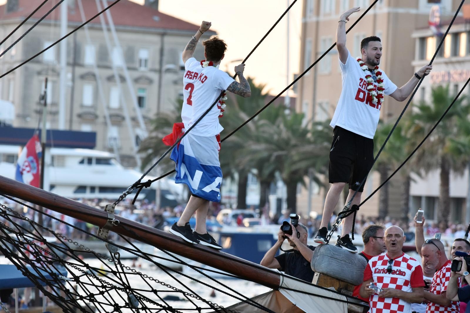 Svečani doček zadarskih Vatrenih: Jedrenjakom Branimir plovili od Gradskog mosta do gata na zadarskoj rivi