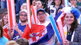 Hrvatski navijači u Parizu na utakmici Slovenija – Hrvatska za 3. mjesto na Svjetskom prvenstvu