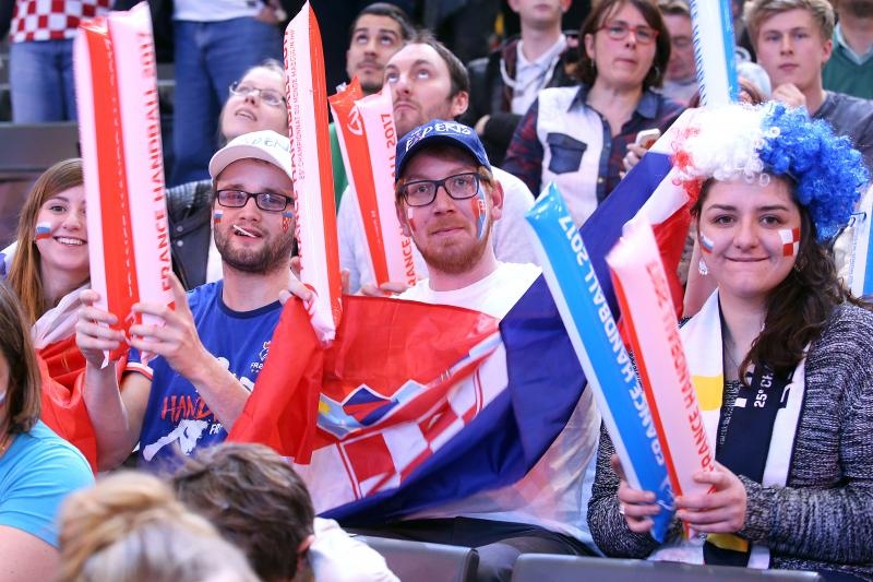 Hrvatski navijači u Parizu na utakmici Slovenija – Hrvatska za 3. mjesto na Svjetskom prvenstvu