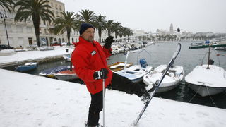 Split, 030212.
Nakon nekoliko godina, danima najavljivan snijeg pao je i na Splitskom podrucju. Iako je bio najavljen, Splicani nisu bili spremni na bijeli pokrivac, te im je on uz snaznu buru otezavao svakodnevni zivot. Gradski autobusi ne voze a skole, Split, 030212.
Nakon nekoliko godina, danima najavljivan snijeg pao je i na Splitskom podrucju. Iako je bio najavljen, Splicani nisu bili spremni na bijeli pokrivac, te im je on uz snaznu buru otezavao svakodnevni zivot. Gradski autobusi ne voze a skole,