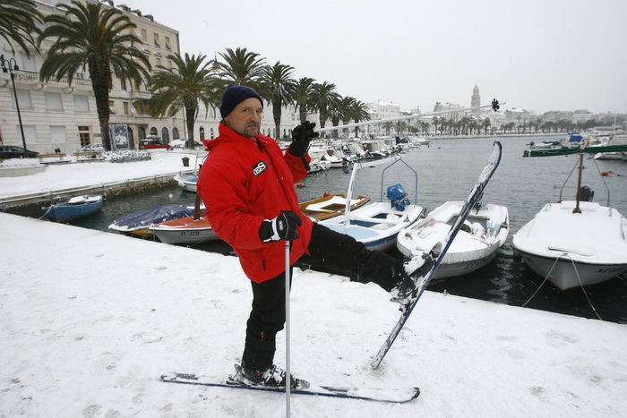Split, 030212.
Nakon nekoliko godina, danima najavljivan snijeg pao je i na Splitskom podrucju. Iako je bio najavljen, Splicani nisu bili spremni na bijeli pokrivac, te im je on uz snaznu buru otezavao svakodnevni zivot. Gradski autobusi ne voze a skole, Split, 030212.
Nakon nekoliko godina, danima najavljivan snijeg pao je i na Splitskom podrucju. Iako je bio najavljen, Splicani nisu bili spremni na bijeli pokrivac, te im je on uz snaznu buru otezavao svakodnevni zivot. Gradski autobusi ne voze a skole,