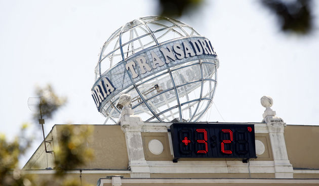 Rijeka, 210509.
Termometar na zgradi Transadrie na Rivi danas je pokazivao 32 stupnja celzijusa, no uz lagani povjetarac, vrucine su bile podnosljive. Slicno se vrijeme u Rijeci ocekuje i iducih dana.
Foto: Tea Cimas / CROPIX