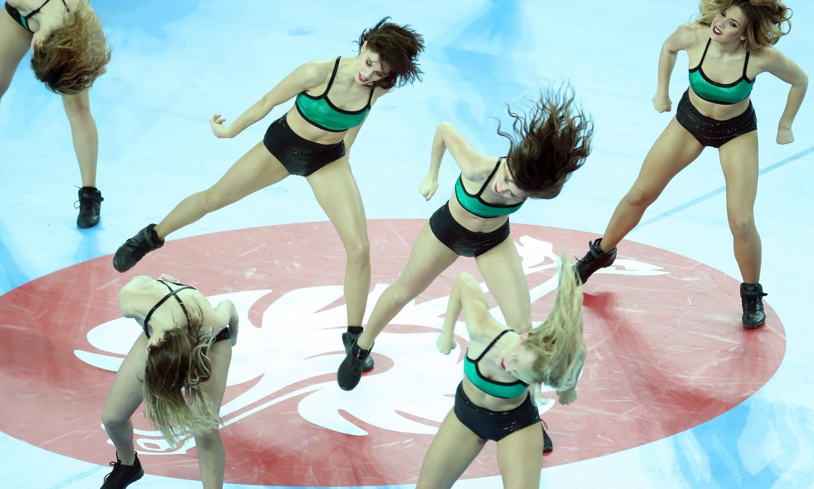 Atraktivne plesačice zagrijale atmosferu u zagrebačkoj Areni