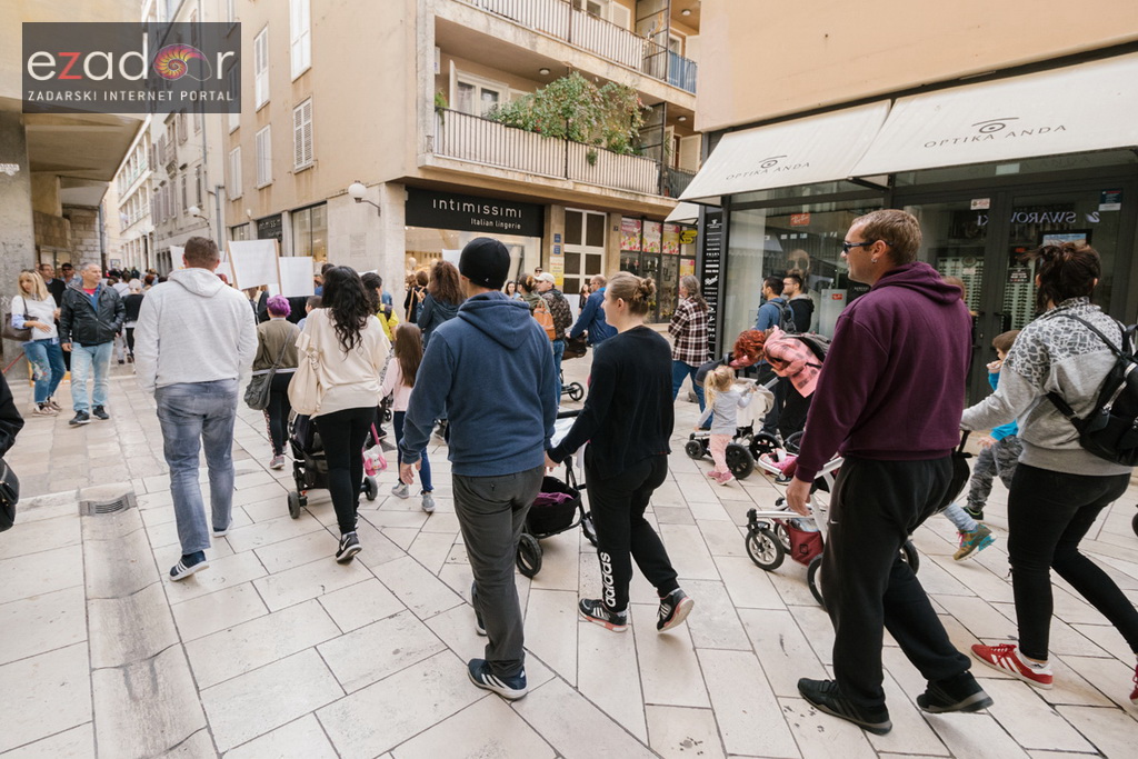 Prosvjedni skup roditelja protiv politike obaveznog cijepljenja Prosvjedni skup roditelja protiv politike obaveznog cijepljenja