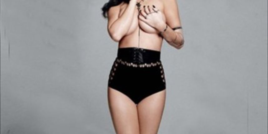 Katy Perry jedva pokrila ogromne grudi (Tportal.hr)