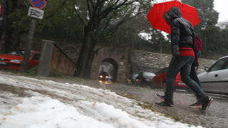 Zadar, 261110.
Oko 13 sati na grad Zadar srucilo se grmljavinsko nevrijeme praceno jakom kisom i tucom, te stvorilo probleme u prometu.
Foto: Vladimir Ivanov / CROPIX