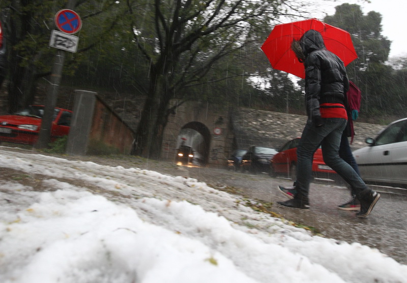 Zadar, 261110.
Oko 13 sati na grad Zadar srucilo se grmljavinsko nevrijeme praceno jakom kisom i tucom, te stvorilo probleme u prometu.
Foto: Vladimir Ivanov / CROPIX