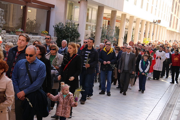 Cvjetnica 20. ožujka 2016: Nakon blagoslova maslinovih grančica, nadbisku Želimir Puljić predvodio je procesiju do katedrale sv. Stošije gdje je služio misno slavlje na kojem se pjevala Muka našeg Gospodina Cvjetnica 20. ožujka 2016: Nakon blagoslova maslinovih grančica, nadbisku Želimir Puljić predvodio je procesiju do katedrale sv. Stošije gdje je služio misno slavlje na kojem se pjevala Muka našeg Gospodina