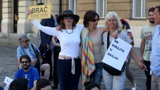 Otočani Markov trg pretvorili u plažu Otočani Markov trg pretvorili u plažu