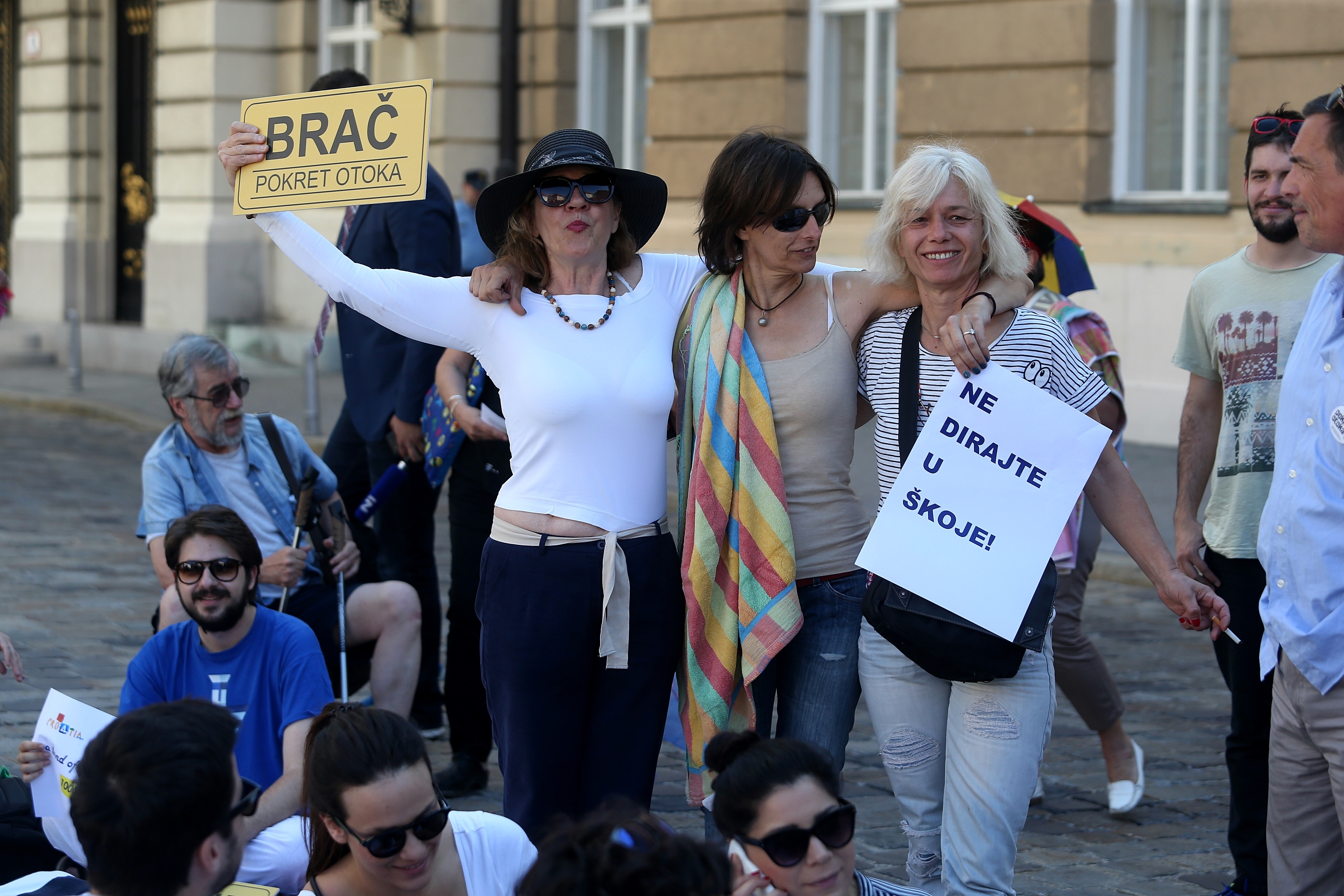 Otočani Markov trg pretvorili u plažu Otočani Markov trg pretvorili u plažu