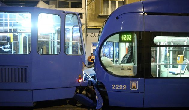 Sudar dva tramvaja i osobnog vozila u Tratinskoj ulici