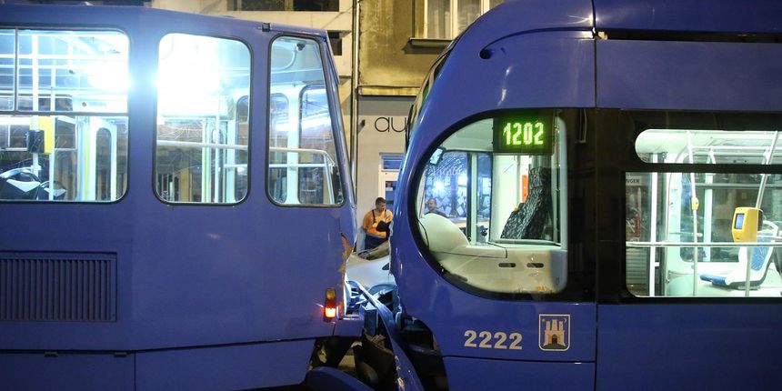 Sudar dva tramvaja i osobnog vozila u Tratinskoj ulici