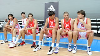 Zadar, 220810.
U sportskom centru Visnjik danas su predstavljeni adidas dresovi hrvatske kosarkaske reprezentacije u kojima ce nastupati na svjetskom prvenstvu u kosarci u Turskoj. Ujedno to je i pocetak cetvorogodisnje sponzorske suradnje adidasa i Hrvat Zadar, 220810.
U sportskom centru Visnjik danas su predstavljeni adidas dresovi hrvatske kosarkaske reprezentacije u kojima ce nastupati na svjetskom prvenstvu u kosarci u Turskoj. Ujedno to je i pocetak cetvorogodisnje sponzorske suradnje adidasa i Hrvat