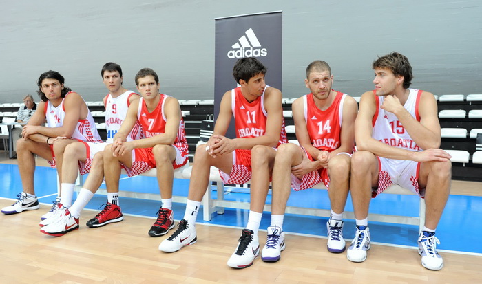 Zadar, 220810.
U sportskom centru Visnjik danas su predstavljeni adidas dresovi hrvatske kosarkaske reprezentacije u kojima ce nastupati na svjetskom prvenstvu u kosarci u Turskoj. Ujedno to je i pocetak cetvorogodisnje sponzorske suradnje adidasa i Hrvat Zadar, 220810.
U sportskom centru Visnjik danas su predstavljeni adidas dresovi hrvatske kosarkaske reprezentacije u kojima ce nastupati na svjetskom prvenstvu u kosarci u Turskoj. Ujedno to je i pocetak cetvorogodisnje sponzorske suradnje adidasa i Hrvat