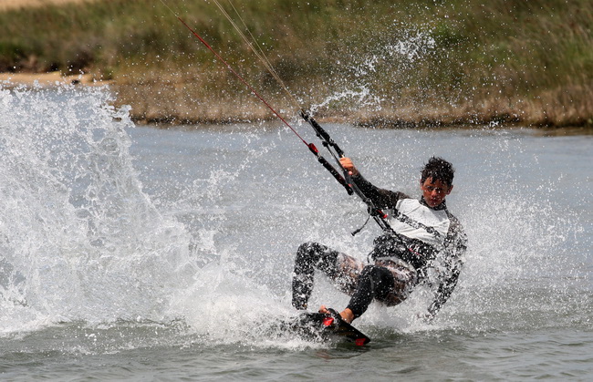 Zadar, 230610.
Bura na podrucju Nina najvise razveseli surfere i kitere koji uzivaju surfajuci okolnim plazama.
Foto : Vladimir Ivanov / CROPIX