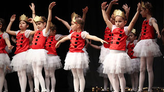 “Plesna čestitka” (foto:Saša Čuka)