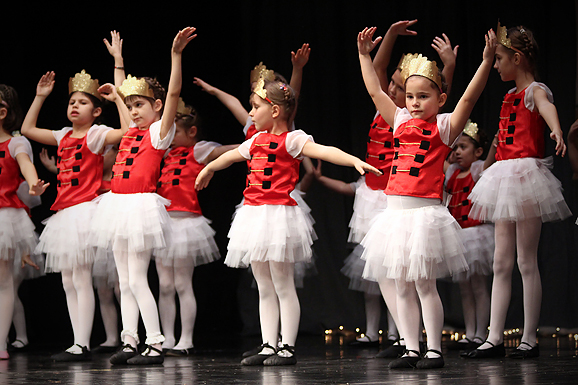 “Plesna čestitka” (foto:Saša Čuka)