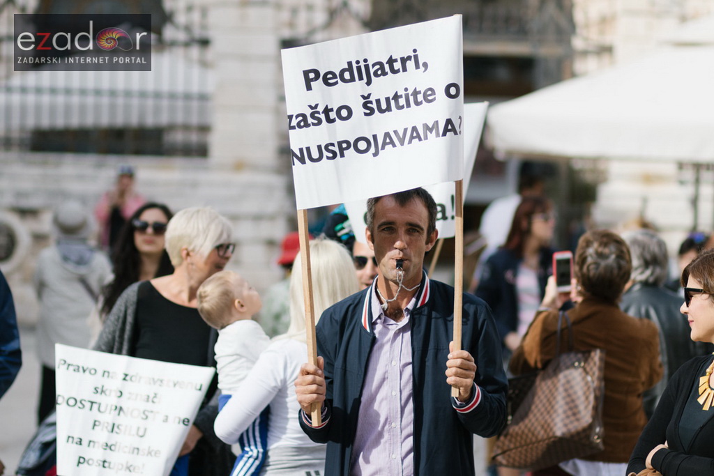 Prosvjedni skup roditelja protiv politike obaveznog cijepljenja Prosvjedni skup roditelja protiv politike obaveznog cijepljenja