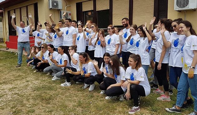 U srijedu, 24. svibnja Volonterski centar Zadar je organizirao volontersku akciju “Kad se male ruke slože” – uređivanje okoliša DV Latica za djecu s razvojnim teškoćama.