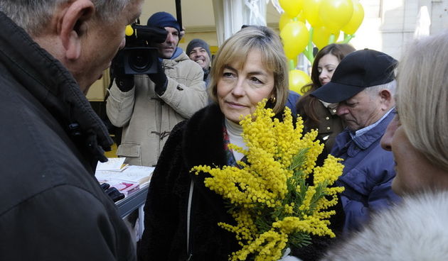 Zagreb, 210112.
Ministrica Vanjskih i europskih poslova, Vesna Pusic, djelila je danas informativne letke povodom sutrasnjeg referenduma na kojem ce hrvatski gradjani odlucivati o ulasku Hrvatske u EU.
Na fotografiji: ministrica Vesna Pusic posjetila je i