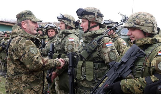 Na vojnom poligonu Crvena zemlja odrzao se zavrsni prikaz zajednicke obuke britanskih i hrvatskih oruzanih snaga pod nazivom CROATIAN DAGGER 2018., kojem su nazocili potpredsjednik Vlade i ministar obrane RH Damir Krsticevic i nacelnik Glavnog stozera OS