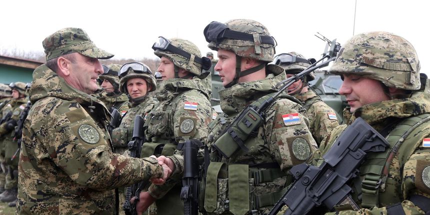 Na vojnom poligonu Crvena zemlja odrzao se zavrsni prikaz zajednicke obuke britanskih i hrvatskih oruzanih snaga pod nazivom CROATIAN DAGGER 2018., kojem su nazocili potpredsjednik Vlade i ministar obrane RH Damir Krsticevic i nacelnik Glavnog stozera OS Na vojnom poligonu Crvena zemlja odrzao se zavrsni prikaz zajednicke obuke britanskih i hrvatskih oruzanih snaga pod nazivom CROATIAN DAGGER 2018., kojem su nazocili potpredsjednik Vlade i ministar obrane RH Damir Krsticevic i nacelnik Glavnog stozera OS