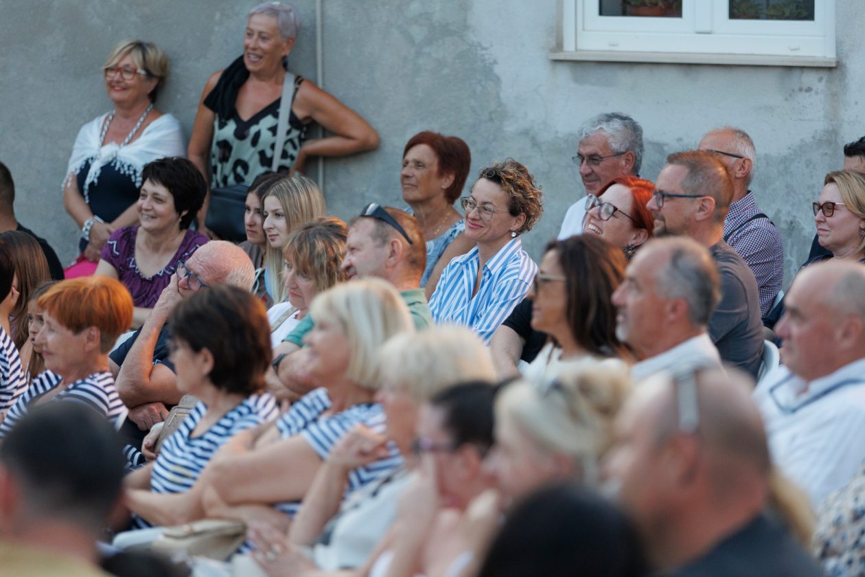 Diklo: Predstava Ništa im neće bit kazališta Moruzgva
