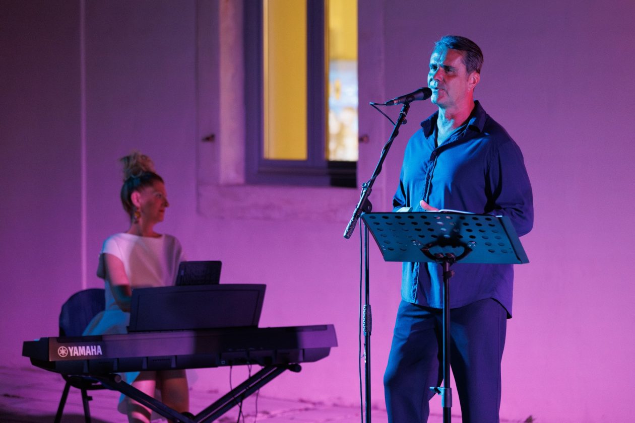 Večer evergreena u atriju palače Cedulin