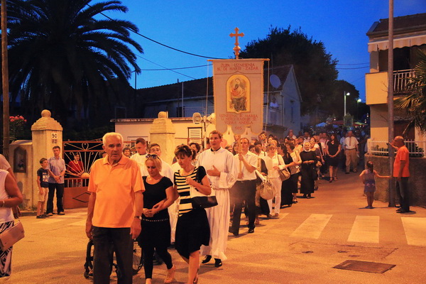 Proslava blagdana Velike Gospe: središnja večernja misa i procesija ulicama Belafuže Proslava blagdana Velike Gospe: središnja večernja misa i procesija ulicama Belafuže
