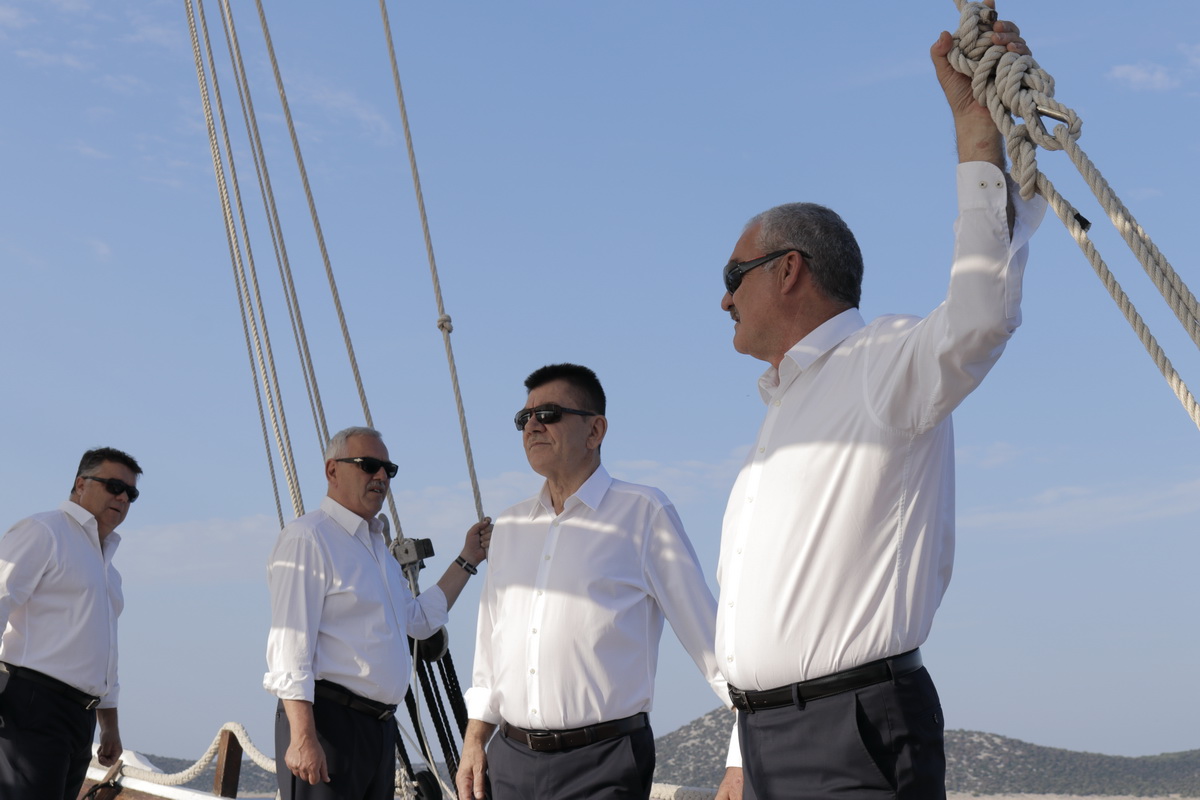 Kod otoka Prvića snimljen spot za pjesmu “Plovim” Tomislava Bralića i klape Intrade!