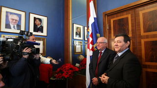 Zadar, 111212. 
Nakon zahvale generalu Anti Gotovini, Zadrani su danas odali priznanje i ratnom zapovjedniku postrojbi specijalne policije Mladenu Markacu. General Markac prosetao je zadarskim Poluotokom te posjetio gradonacelnika Zvonimira Vrancica u nje